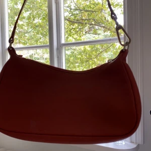 Longchamp baguette bag - Baguettebag från Longchamp i sjukt fin orange färg. Nypris ca 1000kr❤️