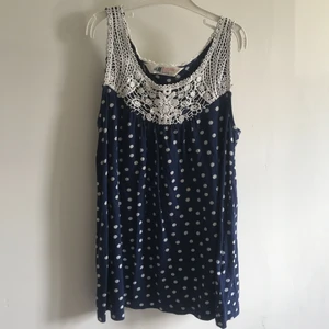 Blusar - Två fina spets blusar. Vit blus i stl 134/140 från Kappahl. Blå blus i stl 146/152 från HM. Båda i fint skick 💞