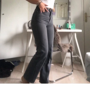 Weekday jeans strl 26/30 - Säljer mina gråa favorit jeans från weekday eftersom att dom tyvärr har blivit för tajta på mig, dom är fortfarande i fint skick🥰