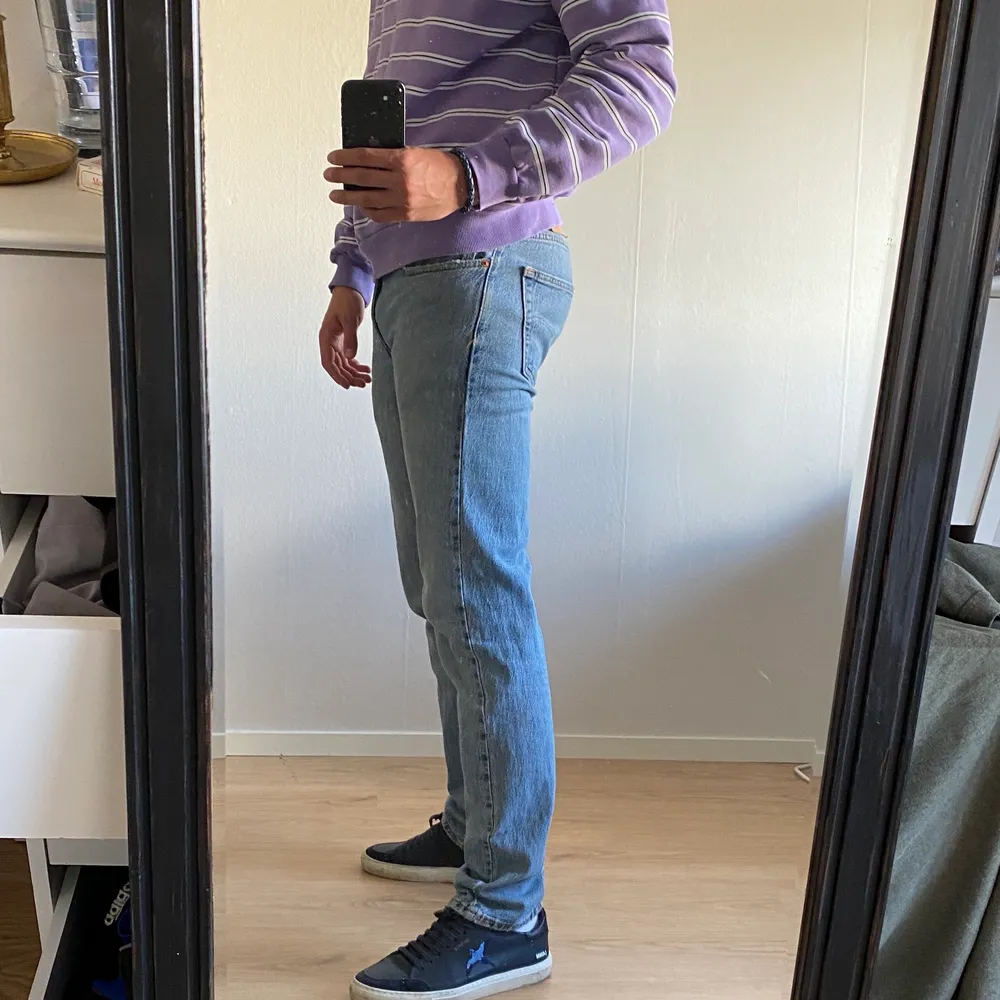 Fräscha Levis 502 W32 L34. Använda men i mycket gott skick, nypris 1299kr. Har ett par likadana fast i storlek L32. Skriv för fler bilder!  Herrmodell men passar även tjejer som är ute efter en mer baggy fit. Jeans & Byxor.