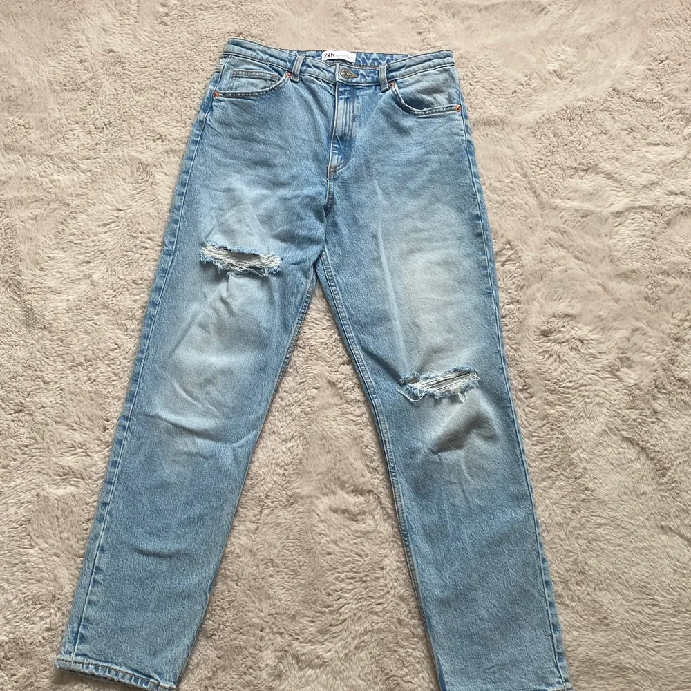 Raka jeans med två hål från zara. Aldrig använda bara testade. Dessa fina jeansen kommer jag tyvärr inte använda då dom var lite stora.. Jeans & Byxor.
