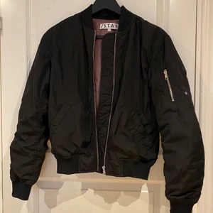 Svart jacka - Fin jacka som passar till höst eller vår. Är i storlek S och säljs då den inte används längre. Är i bra skick och är endast använd fåtal gånger. Frakt tillkommer!