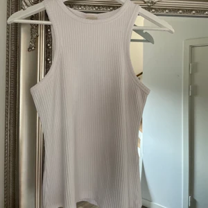 Trendigt vitt linne - Ett basic ribbat linne i strl S. Använd ett fåtal gånger❤️ Är i ”normal-längd” så passar bra till exempelvis lågmidjade byxor