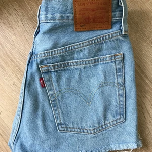 Levi’s shorts 501 - Shorts från Levi’s i modellen 501, helt oanvända!! Säljer på grund av att dom är för små för mig💕💕 Skriv för fler bilder😊 köparen står för frakten!!