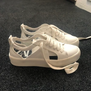 Vita sneakers - Vita sneakers från Zara. Köptes för länge sen men är helt oanvända. Strl 39
