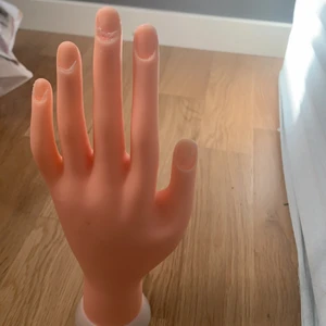 Tränings hand för nybörjare  - En tränings hand jag köpt på plick då jag ångrat mig köpte den för 100 plus 50 kronor frakt säljer den nu för 120 jag har aldrig använt den kan mötas upp i bredaryd eller frakt frakten är 12 kronor hör av dig om du har några frigör eller är intresserad 😚🌼
