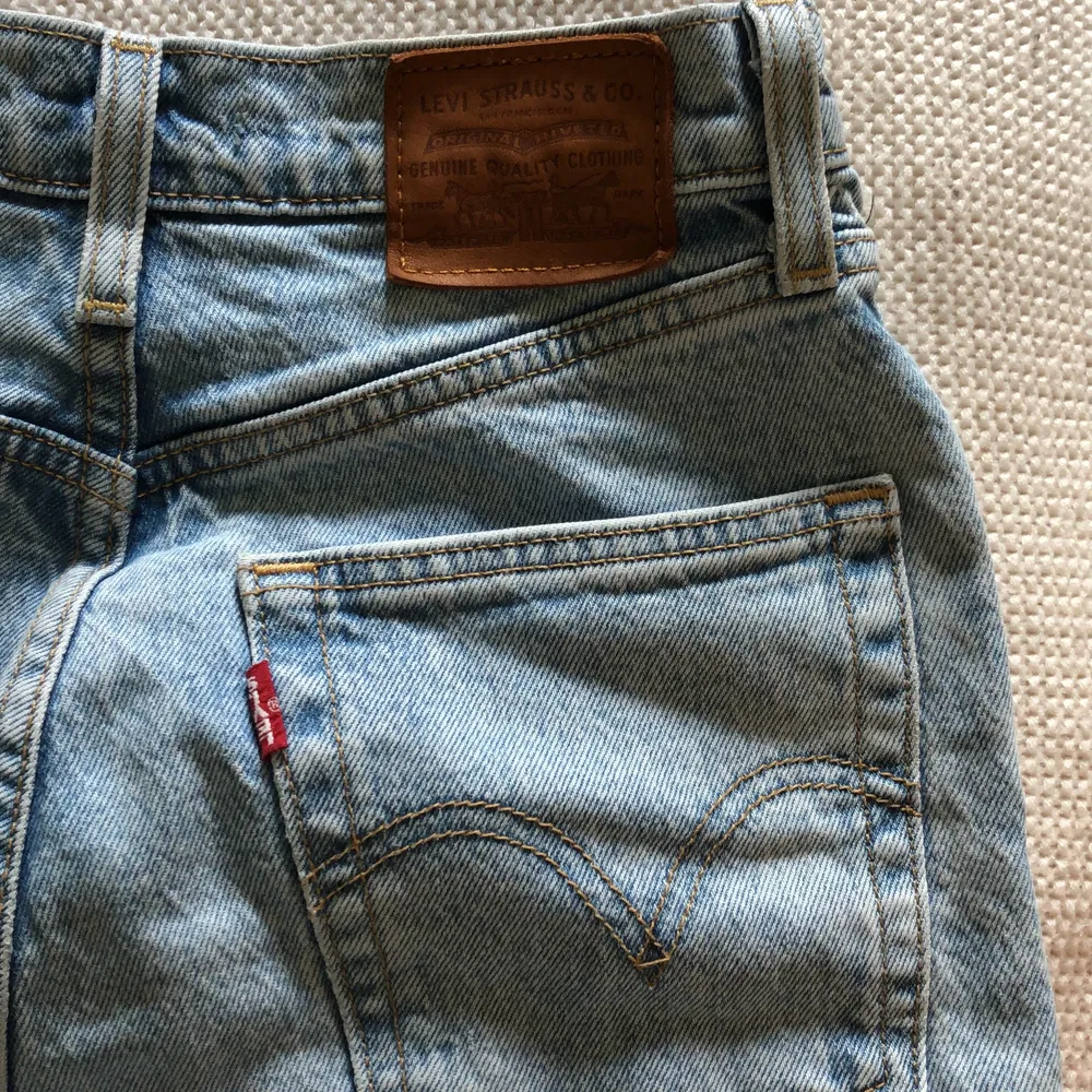 Ribcage straight ljusblå jeans. Köpte jeansen för 1200kr. Frakten ingår inte💞💓. Jeans & Byxor.