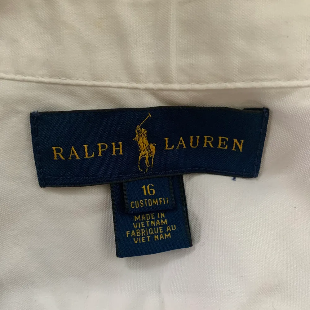 Ralph Lauren skjorta i bra skick strl 16 passar mig som har Strl S, superfin att ha både uppknäppt som knäppt🤍✨( SÄLJER EN UNGEFÄR LIKADAN SKJORTA FAST GANT OCKSÅ) . Skjortor.