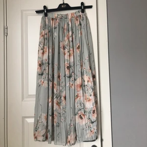 Grön blommig kjol, strl xs  - En fin somrig kjol i en pastellgrön ton, fint skick. Inköpt från Hm, storlek XS 🌿 Skicka meddelande vid frågor eller fler bilder 💚