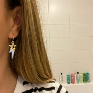 Blixt o stjärnörhängen - Säljer dessa superfina örhängen jag har gjort själv💗har 2 par💗säljer för 40 kr+frakt💗