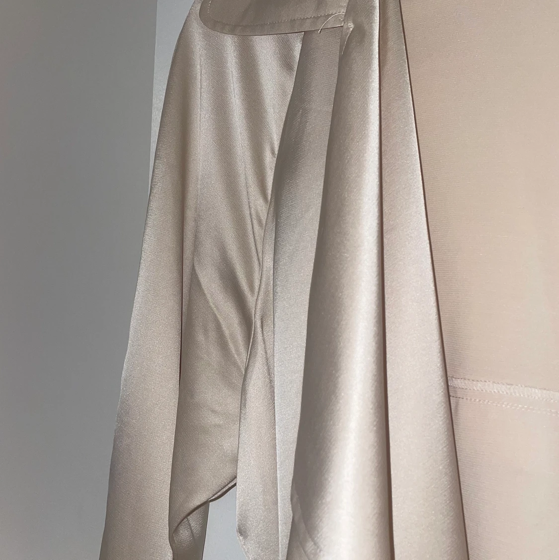 Oanvönd silkesguldig kimono storlek L - 90