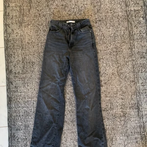 Zara jeans - Säljer mina zara jeans då de inte längre används, superfin grå tvätt. 