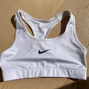 Nike träningstopp  - Nästan aldrig andvänd perfekt när man trännar