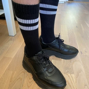 ASOS DESIGN MED SVART TJOCK SULA - Nyskick och nypris var 600kr. Säljer mina för 300kr. Finns i Skärmarbrink Stockholm. Snabb affär = billigare. Kan postas, men då betalar köparen portot.