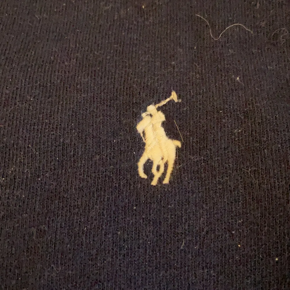 Marinblå tröja med slits . Tröjor & Koftor.
