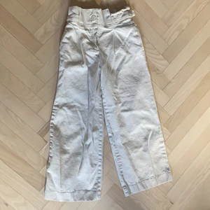 Beiga zara byxor storlek: 10år - Jätte fina zara byxor med bälte i bra skick. Storlek: 10 år 💗köpare står för frakt.