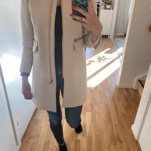 Beige kappa från H&M - Väldigt fin beige kappa som aldrig används.. den är i fint skick. Storlek S