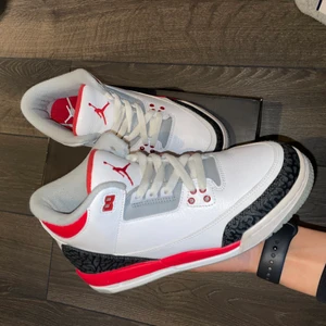 Jordan 3 Fire red (2013) - Tja! Säljer dessa i väldigt bra skick, 8.5/10. Box och orderbekräftelse medföljer! Har du någon fundering är det bara att höra av dig! ✌🏻