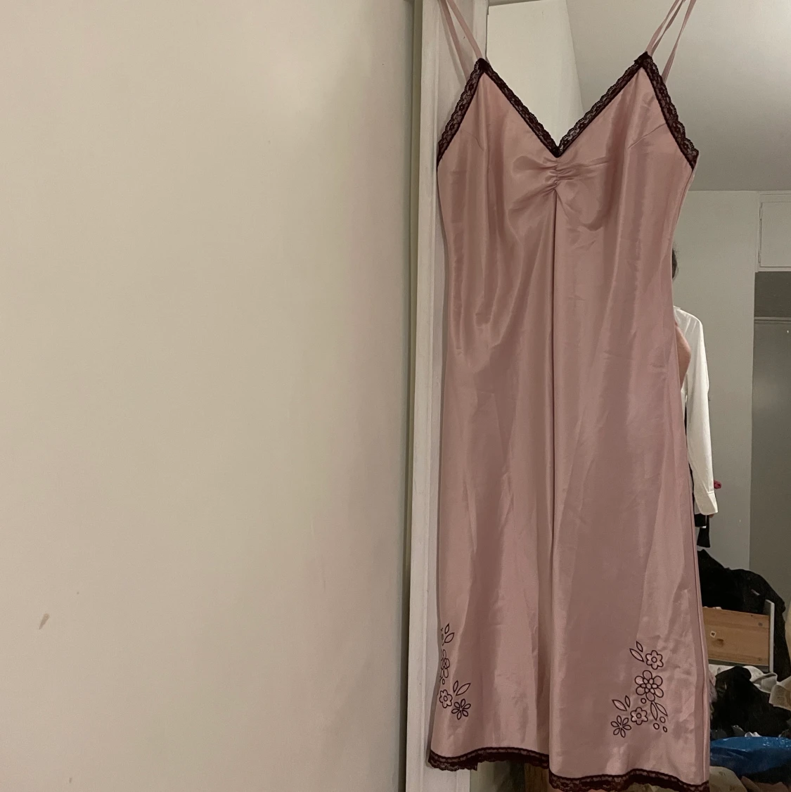 Rosa silkesklänning med bruna detaljer - 90