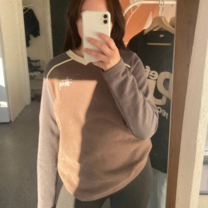 Stüssy panel v neck - Stüssy panel v-neck långärmad tröja. Genuin stüssy med nypris på ungefär 800-900kr, jag säljer för 550kr med inkluderad frakt. Storlek XS men lite oversize fit, jag har vanligtvis storlek S 🤎