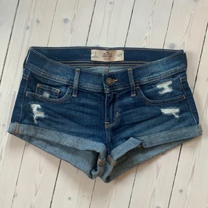 Lågmidjade jeansshorts - Lågmidjade jeansshorts från Hollister, W25. Väldigt bra skick då de är sparsamt använda. Säljer då de blivit för små.
