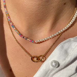 Trendiga smycken  - Vi gör pärlsmycken utifrån dina val av färger, bokstäver, hjärtan, stjärnor osv. 💕💕 skriv till oss för mer information gällande priser och liknande💗