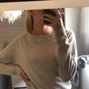 Tröja  - Grå/beige tröja med vita pärlor på, så himla fin men aldrig är använd, pga tyvärr inte kommit till användning. Hör av er vid intresse! kramis😊🌸