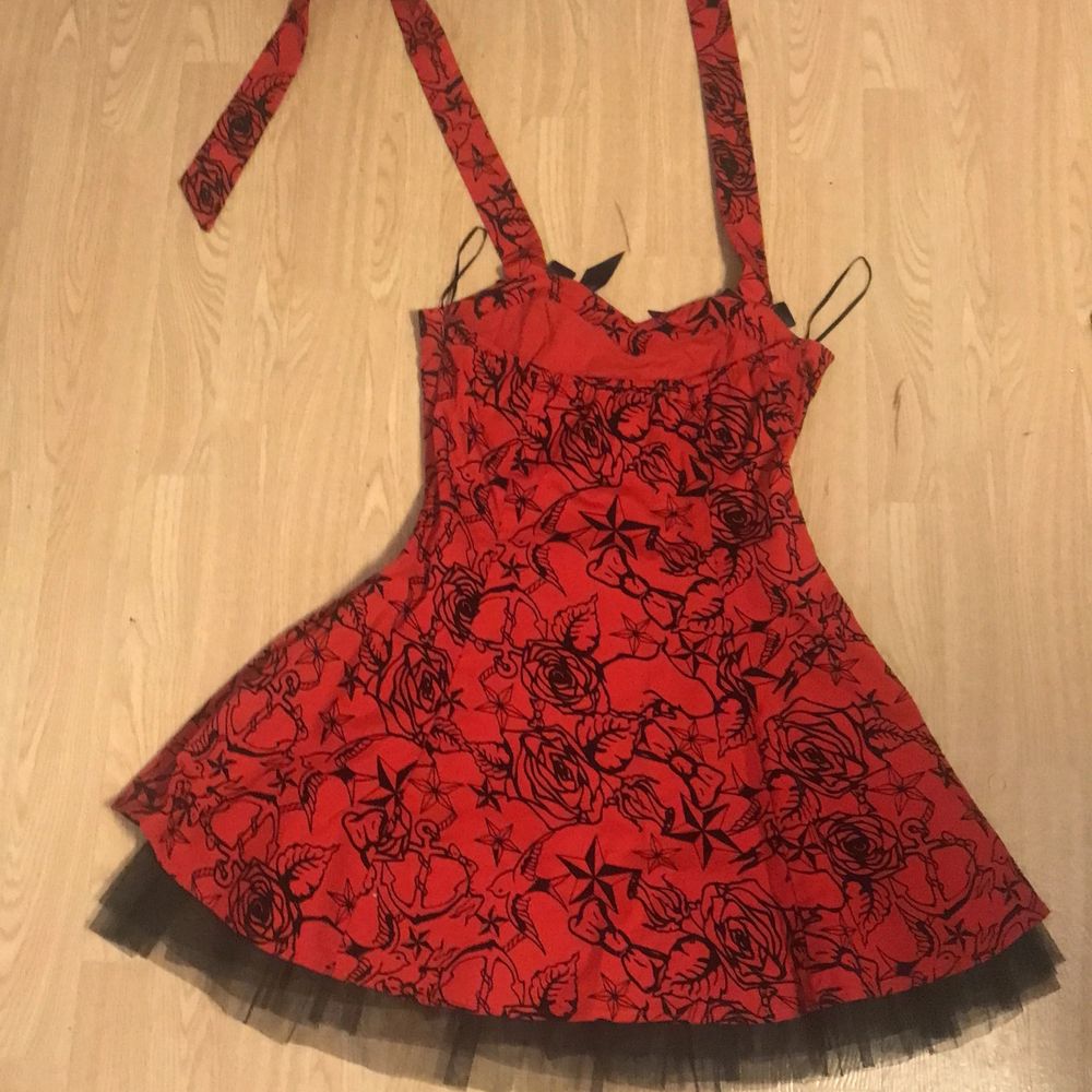 Säljer en jättefin röd klänning från H&R i storlek 14. Den kan passa s/m. Hör av dig om du vill ha mera bilder!😍🤍. Klänningar.
