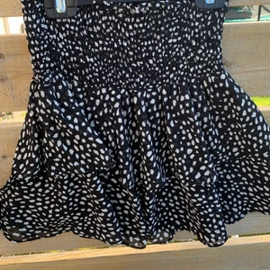 Volangkjol💓🙌🏼 - Säljer denna superfina volangkjol då den blivit lite förkort för mig (jag är 178)💓 Använd ganska många gånger men är i toppskick! Storlek S men passar lätt M då den är väääldigt stretchig!!🙌🏼 Köpte på Chelsea 2019 för 400kr✨ Säljer för 250kr+ frakt!!