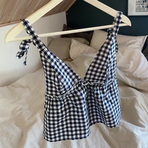 Topp - Storlek xs men har justerbara axelband. Endast testad!