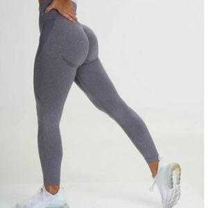 (Inspirerade) NVGTN - Säljer mina jättefina tights, super sköna och stretchiga😍 köptes här på Plick så vet dock inte vart de är ifrån! KÖPAREN STÅR FÖR FRAKTEN (KÖP DIREKT FÖR 300kr)