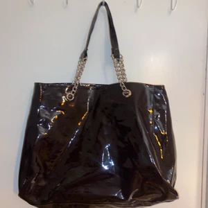 Väska  - Snygg väska som får plats med allt ❤️ var min favorit i början på året 🦋 frakt tillkommer 