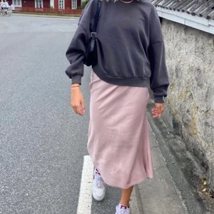 Satin kjol - Superfin satinkjol i en ljusrosa färg som passar perfekt till sommaren alla tillfällen! Jag har stolek S och är 165 och den passar mig även fast den är i st 34. Köparen står för frakten och kontakta mig för frågor🙏🏼❤️