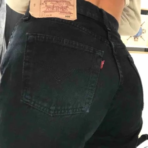 Levis jeans - (Lånade bilder! Hon på bilden är 175 cm, på mig som är 170 cm är jeansen lite långa, men de går att vika upp)                                                                                                                                                          Sååå najs svarta 501 jeans från Levis. Storlek W29 L34, men de är aningen små i midjan, jag säljer därför vidare dessa fantastiska jeans. Frakten kostar 62 kr och ingår inte i priset. Verkligen ett perfekt basplagg💙💙