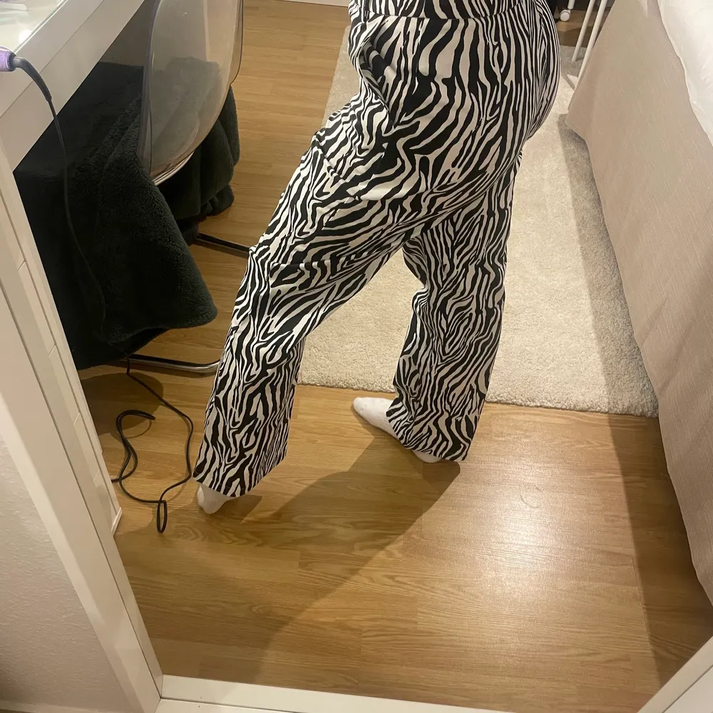 Säljer mina fina zebra byxor från SHEIN på grund av att dem är lite stora till mig. Aldrig använda, priset fårn början är 199kr! Frakt tillkommer!. Jeans & Byxor.