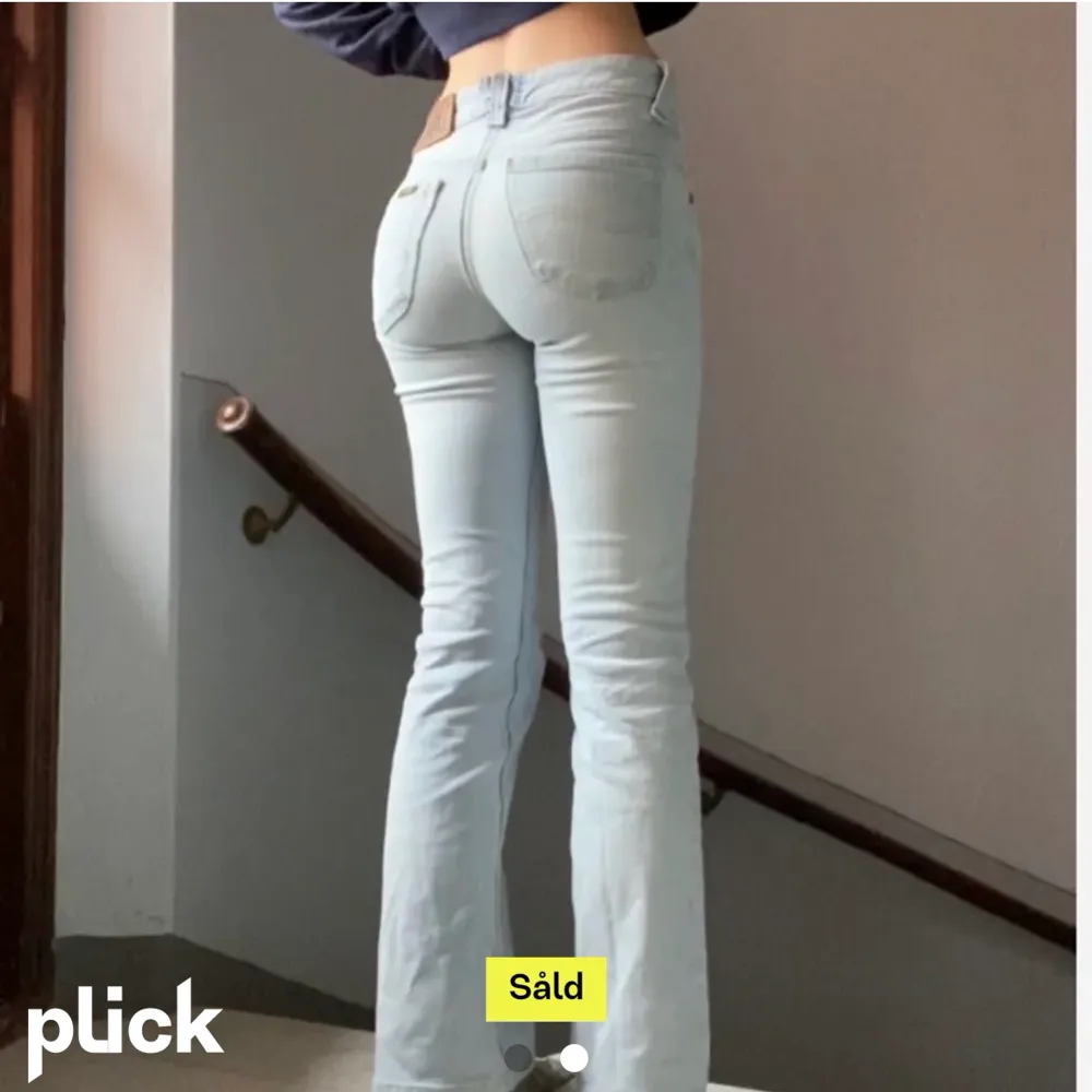Säljer dessa supersnygga lowwaist Lee Jeans som tyvärr var för små för mig😔 ( bilder från tidigare säljare ) det är insydda där bak så skulle passa en waist 24💓. Jeans & Byxor.