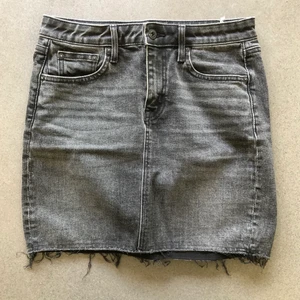 Kjol - Grå jeanskjol med fickor fram och bak. Storlek S. Märke crocker och är köpt på Jc. Är i fint skick. 