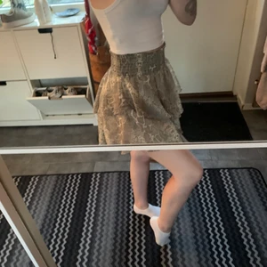 Ormskinns kjol - Står ingen storlek i men passar mig som har XS och har resår så passar även S, köpare står för frakt☺️