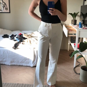 Kostymbyxor  - Sjukt snygga vita kostymbyxor, för stora för mig därför säljes. Köpta på bikbok, använda Max 2 gånger