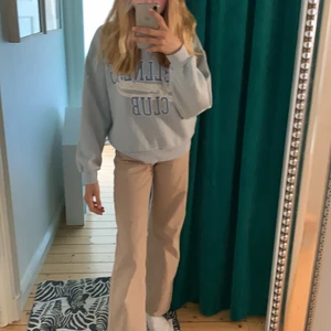 Gina tricot tröja - Säljer denna tröja eftersom att den har en maskara fläck på axeln, det syns inte så mycket men det går inte bort, köpt för ungefär 300-250 tror ja, men säljer nu för 85kr eftersom att den har en fläck annars super fin och lite oversized. Kan säljas för billigare om man vill