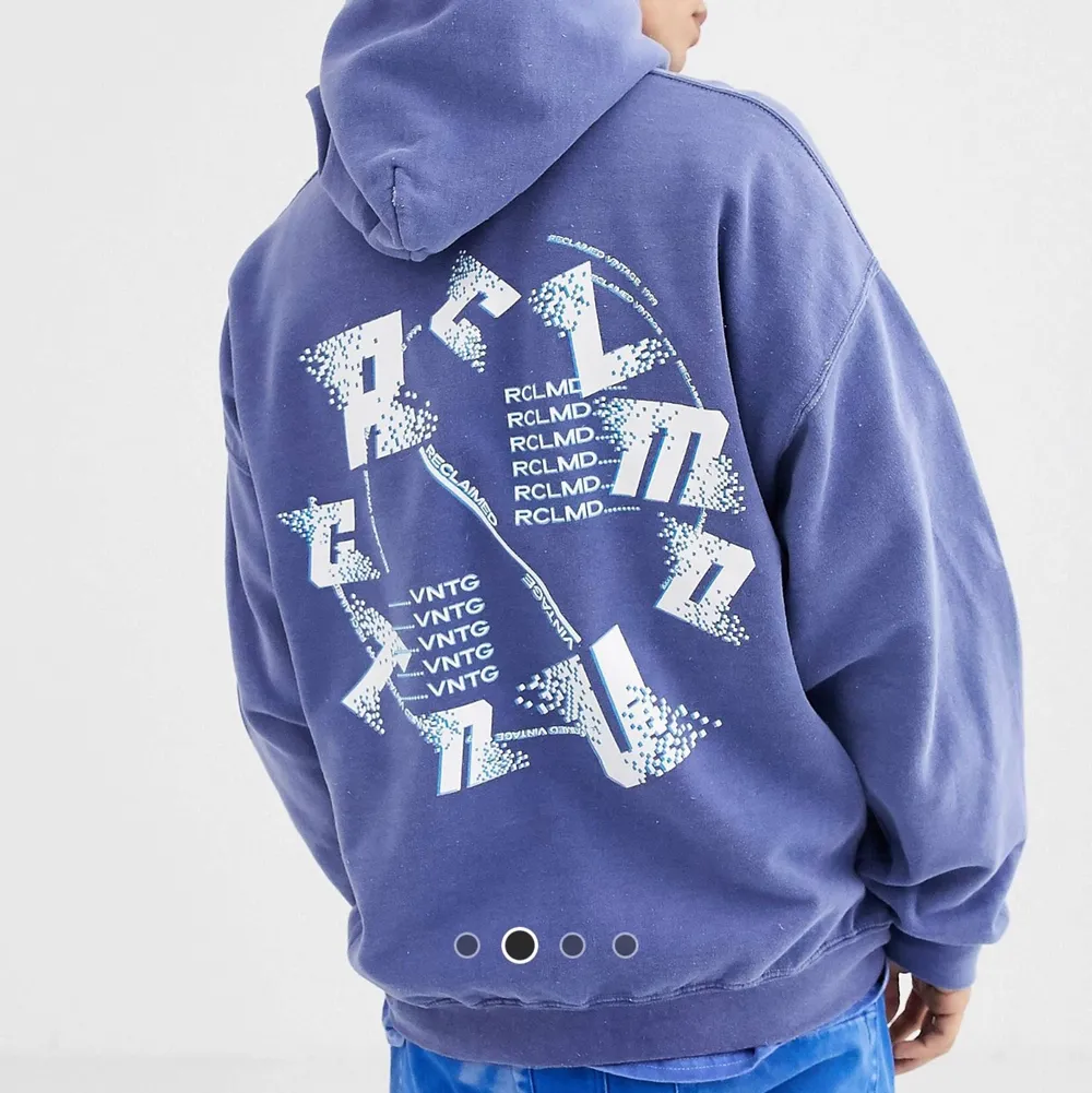 Säljer min superfina hoodie från Reclaimed vintage då den tyvärr inte kommer till användning. Den är i storleken S men passar även större storlekar,köptes för 600kr förra året💕 det är bara att skicka ett meddelande om du vill ha fler bilder, jag kan frakta mot att köparen står för frakten eller mötas upp i Stockholm☺️. Hoodies.