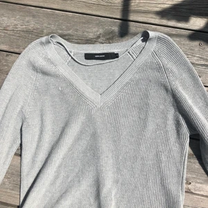 Grå tröja - Grå tröja från vero Moda använd en gång 