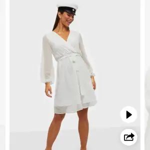 Säljer denna fina vita klänning då den inte passade. Helt ny, ligger kvar i förpackningen med alla lappar kvar på. Köpt från nelly