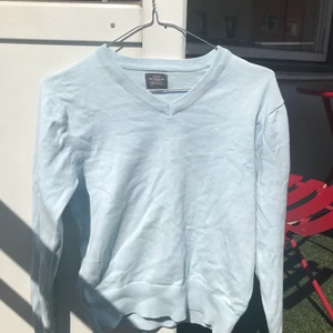 Blå tröja - Jättesöt babyblå tröja ifrån l.O.G.G🥰 i storlek 146-152 men skulle säga sitter som en XS! Inga fläckar eller hål💗