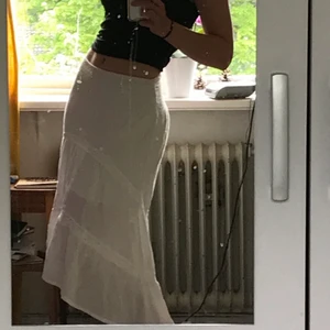 Fin vit sommarkjol  - Superfin vit kjol, perfekt till skolavslutningen!🌹 Kjolen är ”luftig” och lite längre där bak. Den passar finemang både som lågmidjad och högmidjad!💞 Kjolen har också en innerkjol, så  inget syns även fast den är vit. Små spetsdetaljer som går runt kjolen och resår i midjan. Den har tyvärr aldrig kommit till användning och är i nyskick🥰 priset är disskuterbart💜