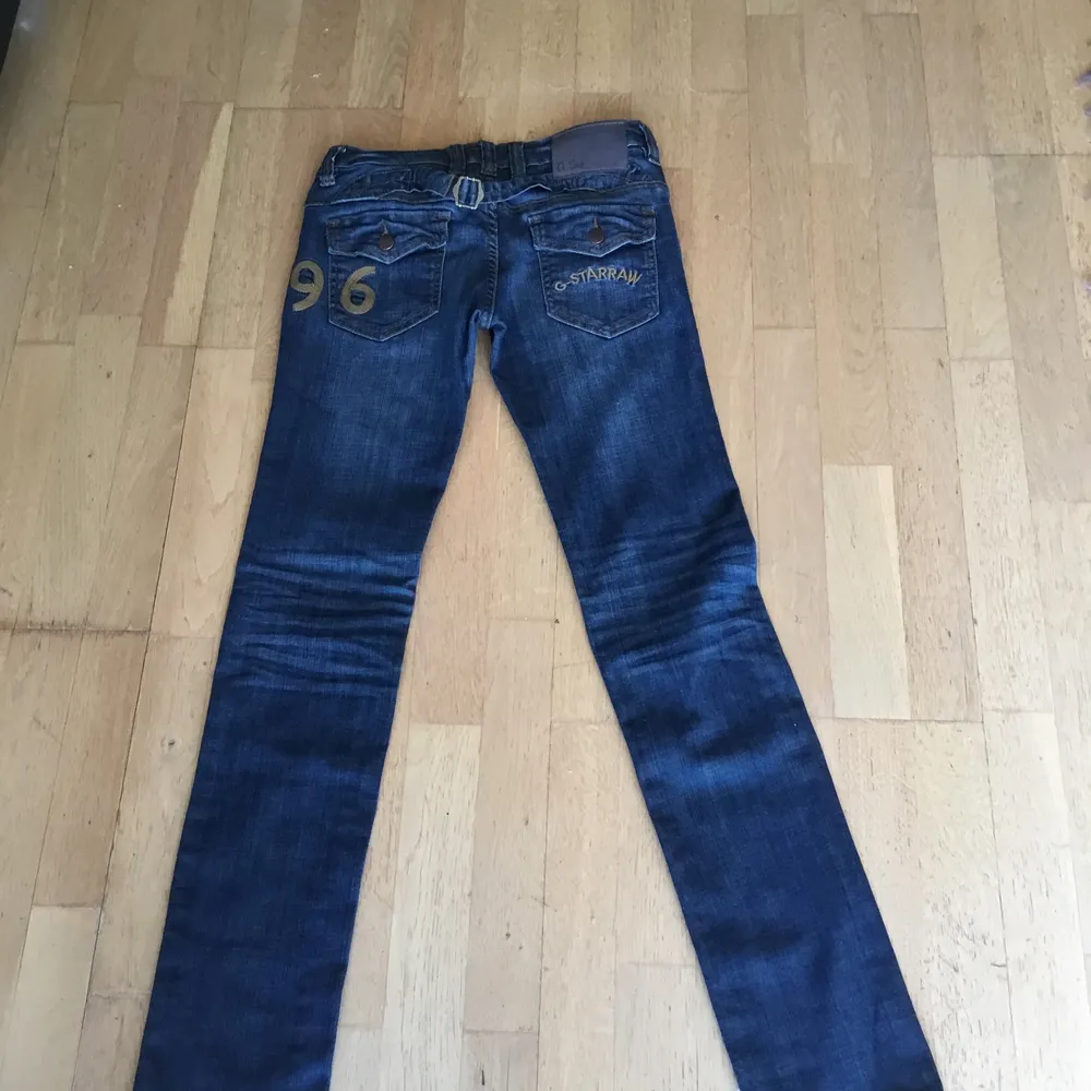 En åkt G star staight legs jeans och sitter lite teight. I mycket bra skick och passar 29 -31.5. Finns fler bilder och bud i kommentarna . Jeans & Byxor.