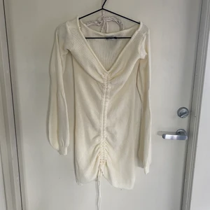 Vit klänning från madlady - Oandvänd klänning från madlady! Köparen står för frakten!💕