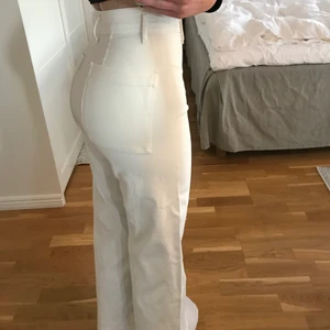 Jeans - Säljer mina vita utsvängda jeans från Zara🥰De är endast använda två gånger för jag har växt ur dom tyvärr. Jättefint skick och perfekt längd på mig som är 165 cm. De är tajta och höga i midjan vilket är väldigt snyggt. Hör av er vid frågor eller fler bilder 💕