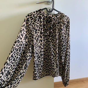 Leopard blus - Leopard blus med knute upptill och ballongärmar. I fint skick