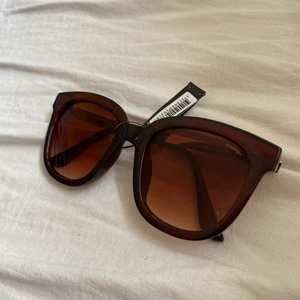 Solglasögon  - Snygga trendiga solglasögon. Helt nya, köpta på Åhléns för 299kr. Priset är inklusive frakt!!❤️